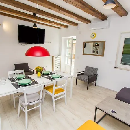 Downtown Colorful Garden Apartment *